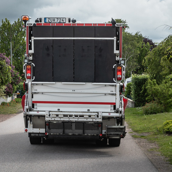 säker sophämtning - sopbil bakifrån