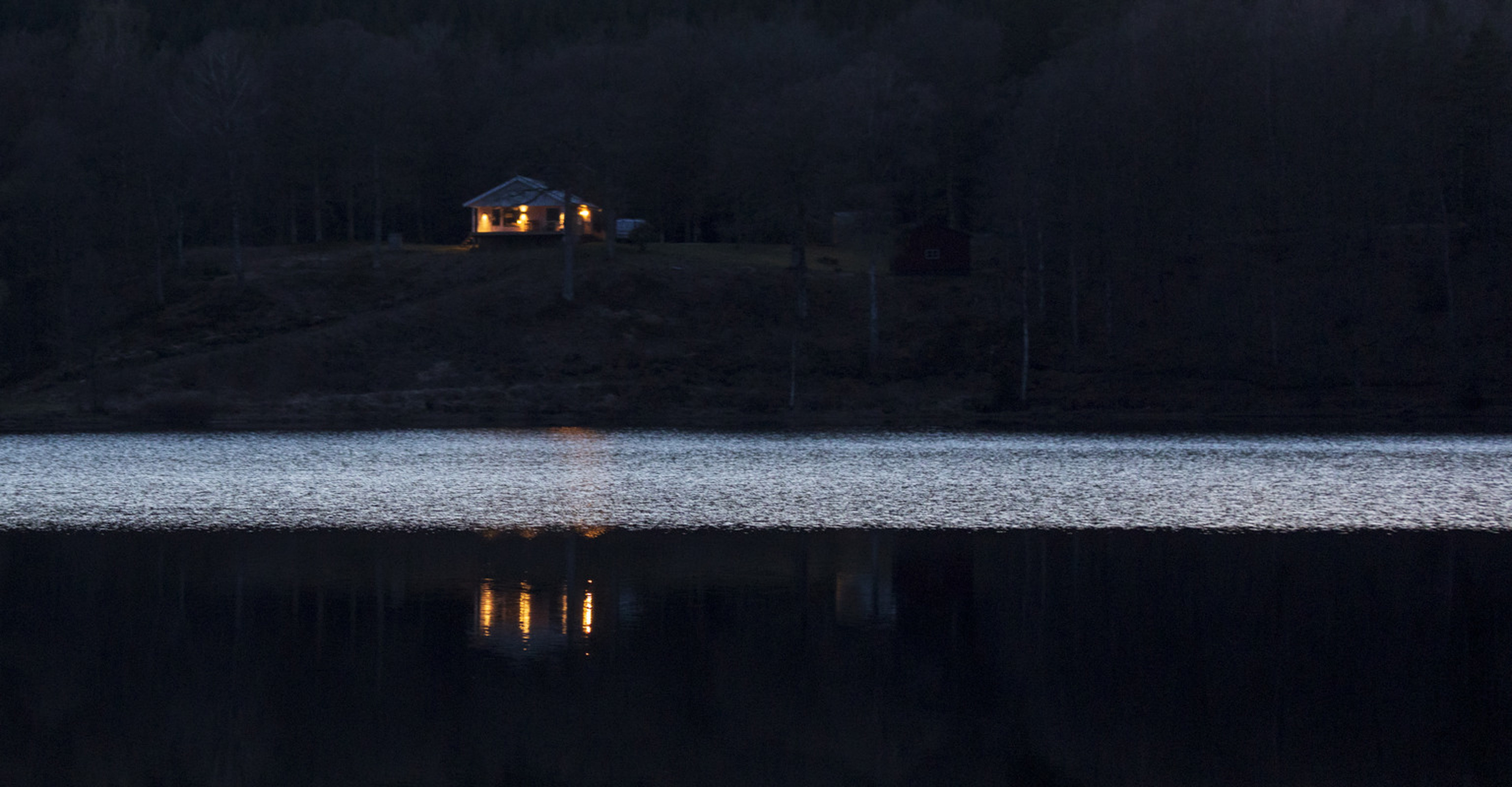 Frånkoppling - hus vid sjö med spegelbild